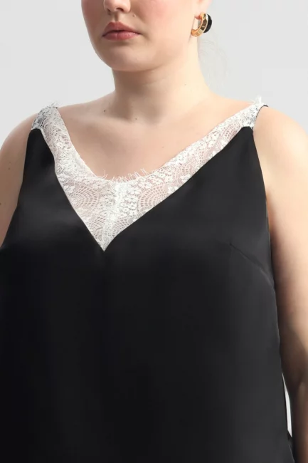 Топ с кружевом и треугольным вырезом