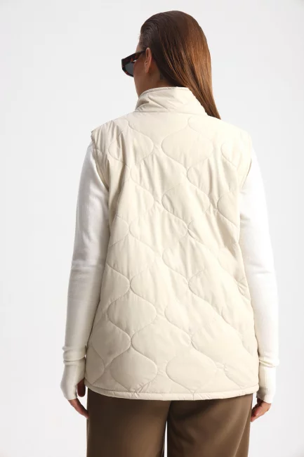 Жилет стеганый с контрастной подкладкой