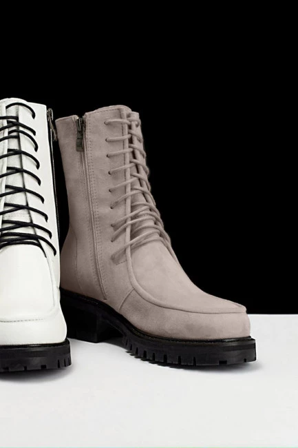 Ботинки на шнуровке и молнии из замши купить 