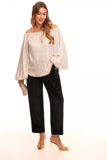 Молочная блузка с пайетками и спущенным плечом