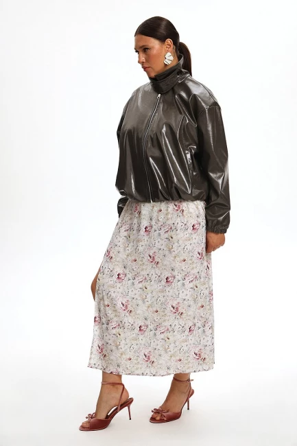 Бомбер из лаковой экокожи с хлястиком – фото – Plus Size 50–64 – Моно-Стиль