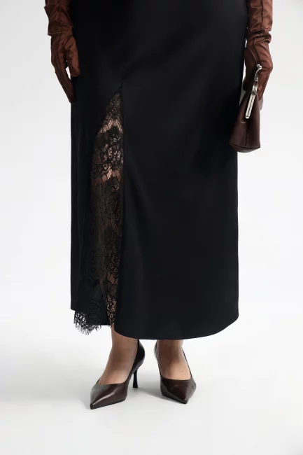 Платье в бельевом стиле с кружевной вставкой