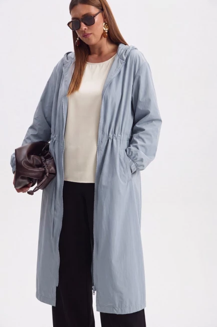 Плащ пыльник голубого цвета – фото – Plus Size 50–64 – Моно-Стиль