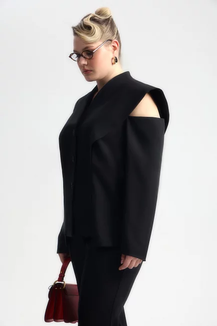 Жакет в маскулином стиле с открытым плечом