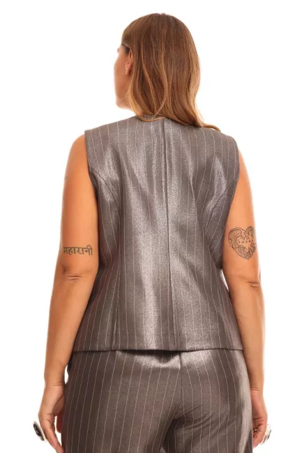 Приталенный жилет в полоску с металлизированным блеском