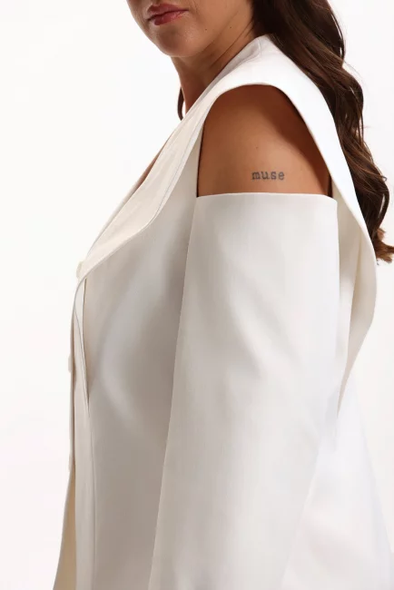 Жакет с открытым плечом в маскулином стиле