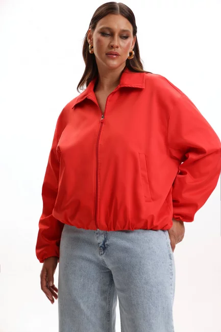 Бомбер красного цвета