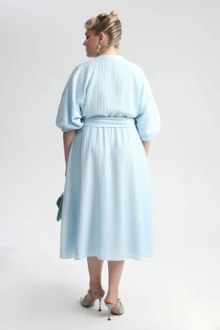 Платье жатой фактуры с цельнокроеным рукавом