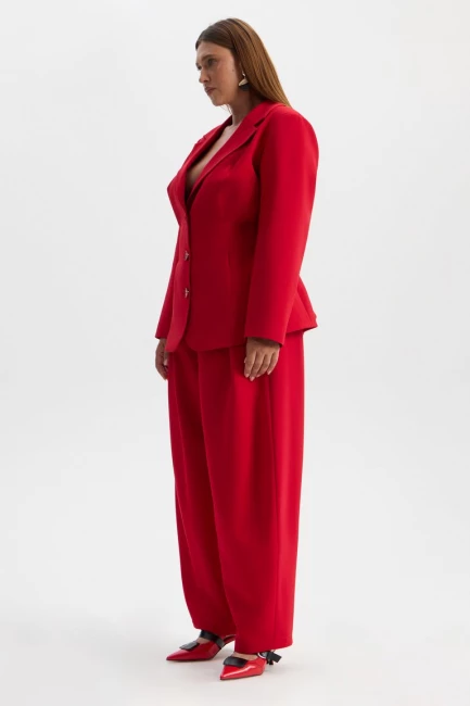 Брюки бананы из красной костюмной ткани – фото – Plus Size 50–64 – Моно-Стиль