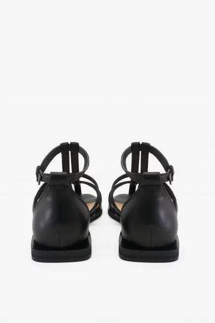 Босоножки с ремешками из кожи