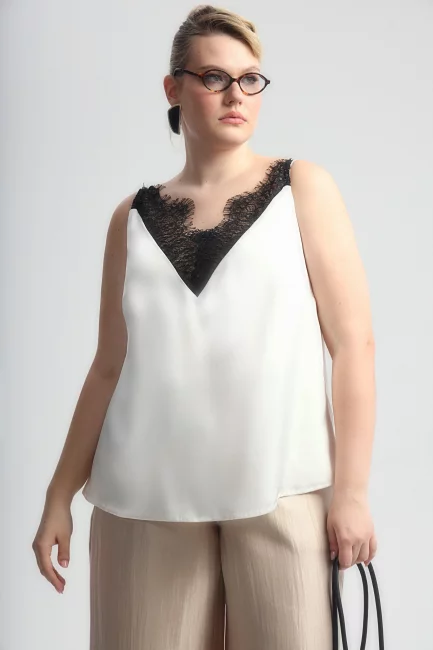 Топ с v-вырезом и акцентным кружевом