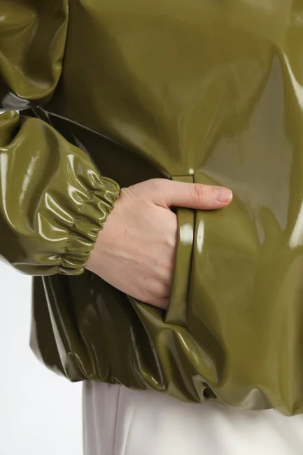 Бомбер с кулиской из лаковой экокожи