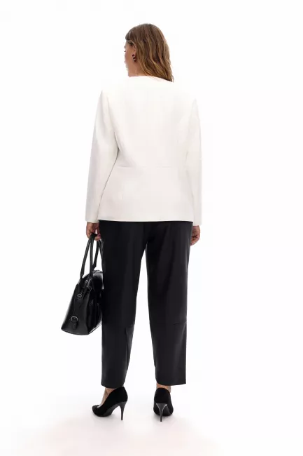 Белый приталенный смокинг с атласными лацканами