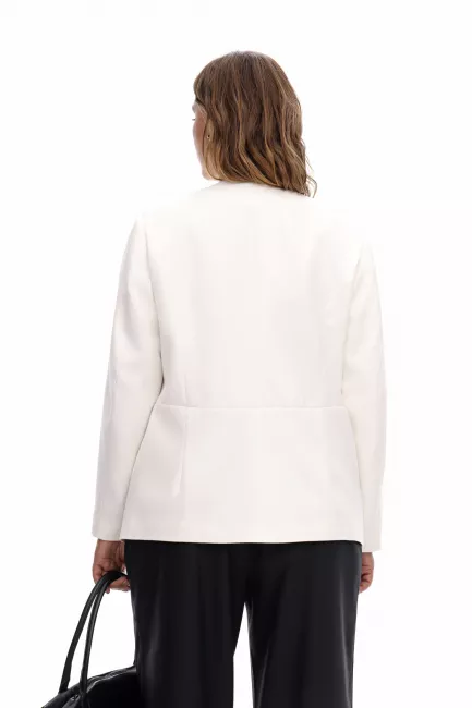 Белый приталенный смокинг с атласными лацканами