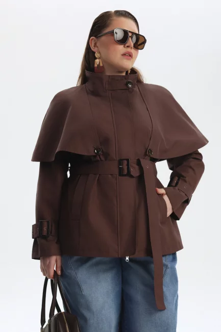 Укороченный тренч в стиле хевлок с пелериной