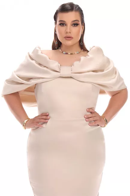 Платье футляр с открытыми плечами и бантом – фото – Plus Size 50–64 – Моно-Стиль