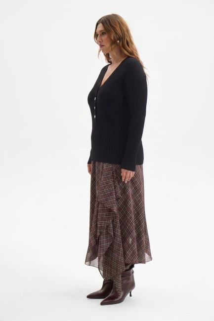 Джемпер черного цвета с воротником хенли – фото – Plus Size 50–64 – Моно-Стиль