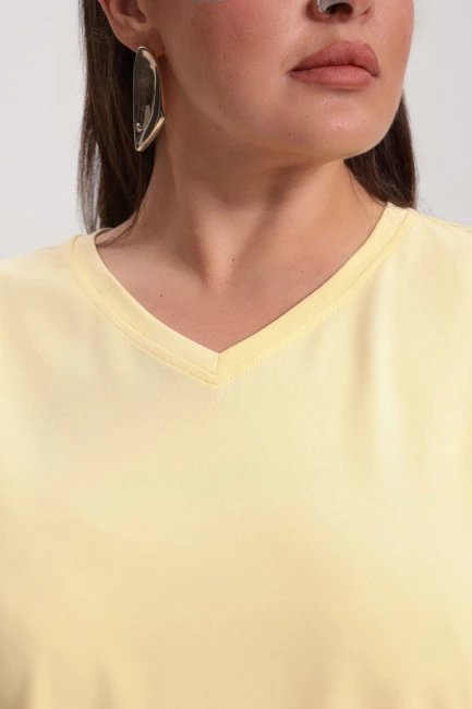 Футболка с треугольным вырезом – фото – Plus Size 50–64 – Моно-Стиль
