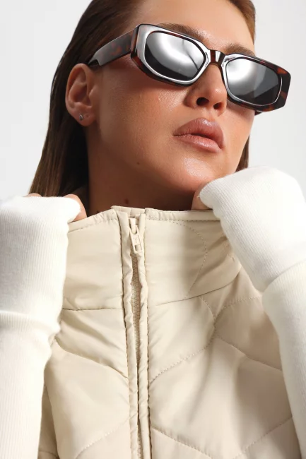 Жилет стеганый с контрастной подкладкой