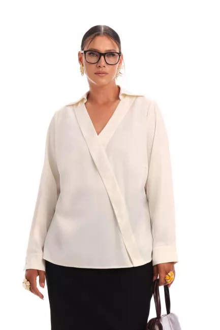 Блузка с отложным воротником и треугольным вырезом