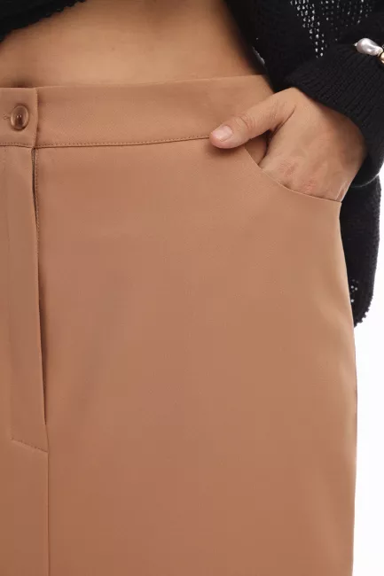 Юбка зауженного кроя на подкладке с разрезом