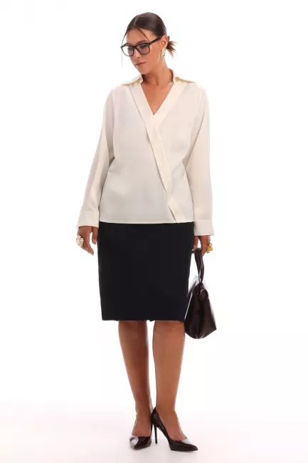 Блузка с отложным воротником и треугольным вырезом