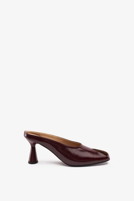 Мюли пип тэ из лаковой кожи