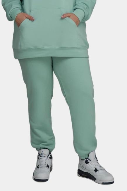 Джоггеры regular fit с бархатистой поверхностью – фото – Plus Size 50–64 – Моно-Стиль