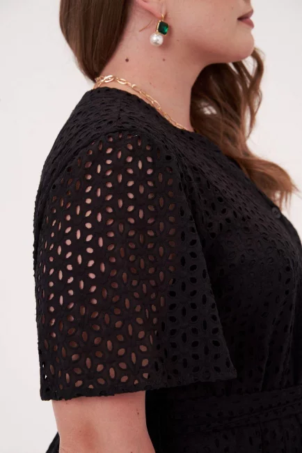 Платье на пуговицах и подкладке из черного шитья