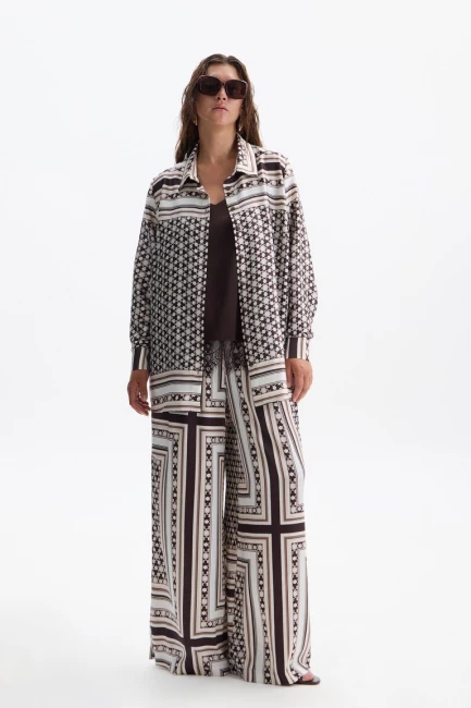 Блузка из поливискозы с коричневым принтом – фото – Plus Size 50–64 – Моно-Стиль