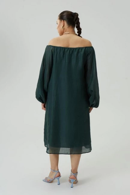 Платье а-силуэта с открытыми плечами из рами