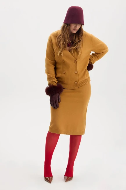 Костюм с вязаным двубортным жакетом и юбкой – фото – Plus Size 50–64 – Моно-Стиль