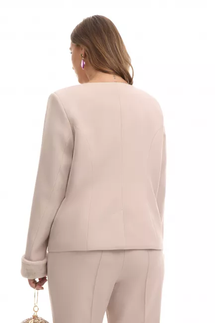 Приталенный жакет со съемной меховой манжетой