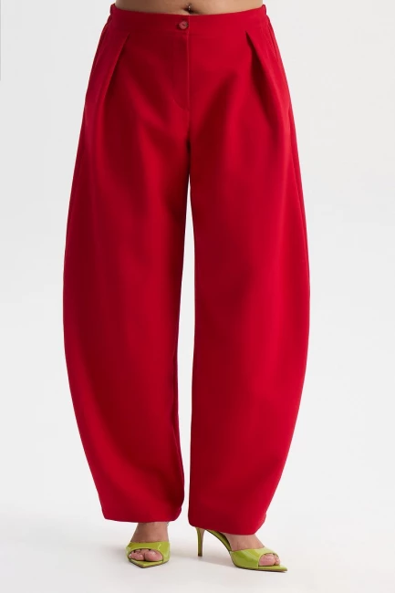 Брюки бананы из красной костюмной ткани – фото – Plus Size 50–64 – Моно-Стиль