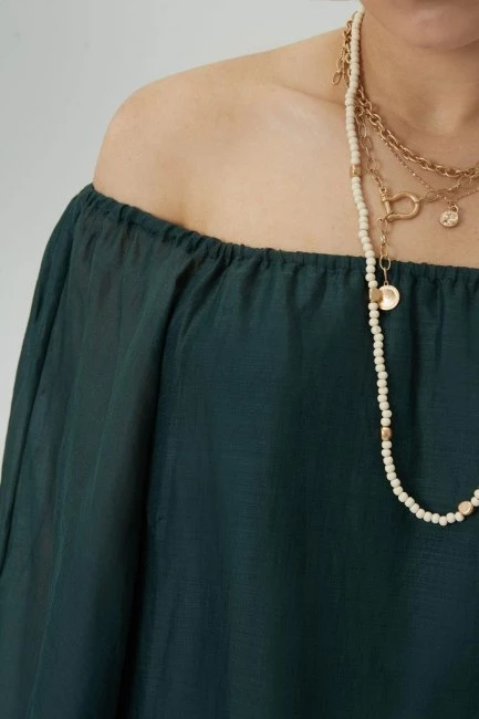 Платье а-силуэта с открытыми плечами из рами