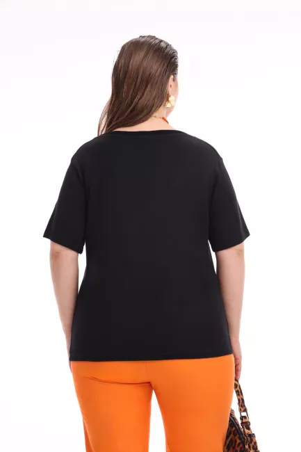 Футболка с треугольным вырезом