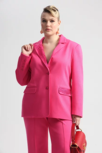 Жакет с двумя шлицами и отделкой кружевом