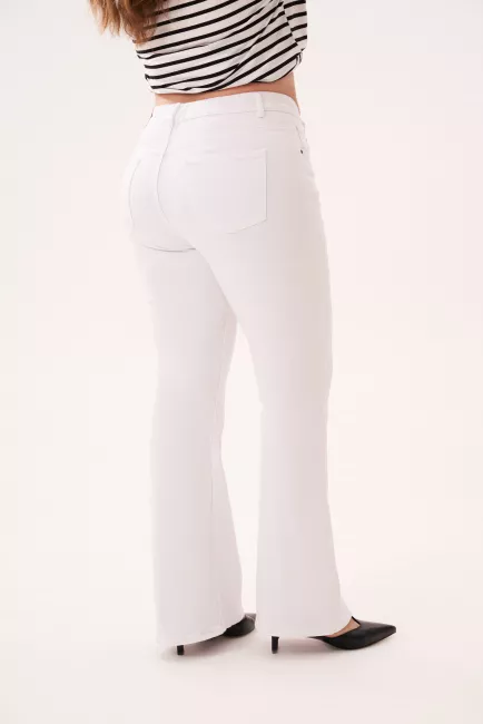 Джинсы буткат белого цвета