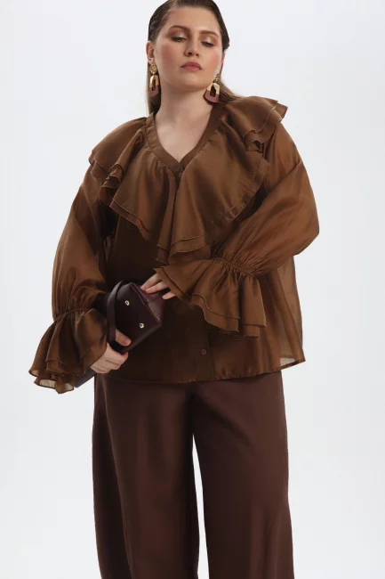 Блузка на пуговицах с воланом