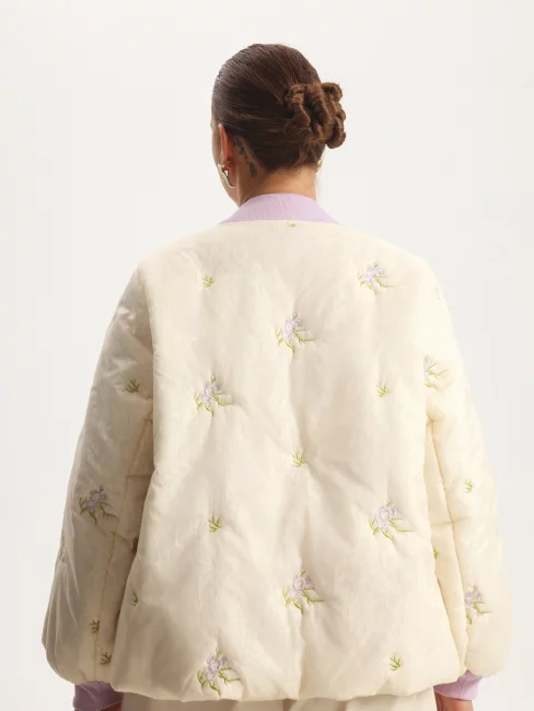 Стеганый многослойный бомбер с вышивкой