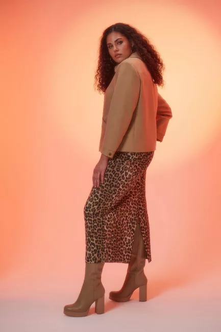 Юбка макси с разрезом и принтом леопард на осень купить на курпнуюд фигуру