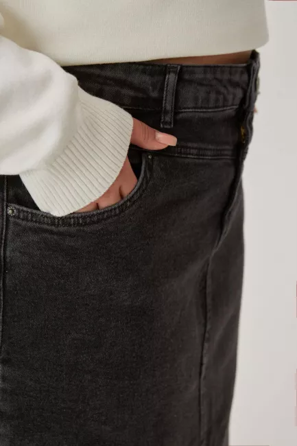 Юбка из денима с разрезом и необработанным низом