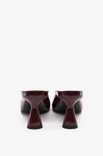 Мюли пип тэ из лаковой кожи