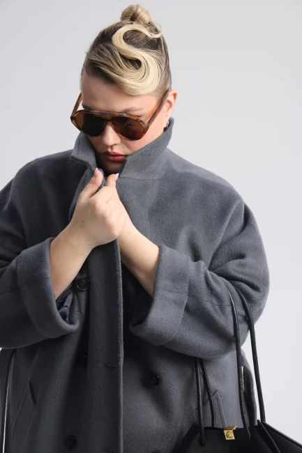 Пальто реглан из шерсти с разрезом на рукаве