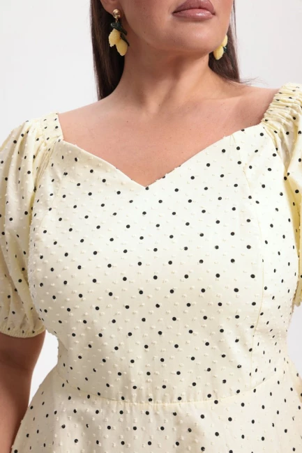 Платье со спущенным плечом и принтом горох – фото – Plus Size 50–64 – Моно-Стиль