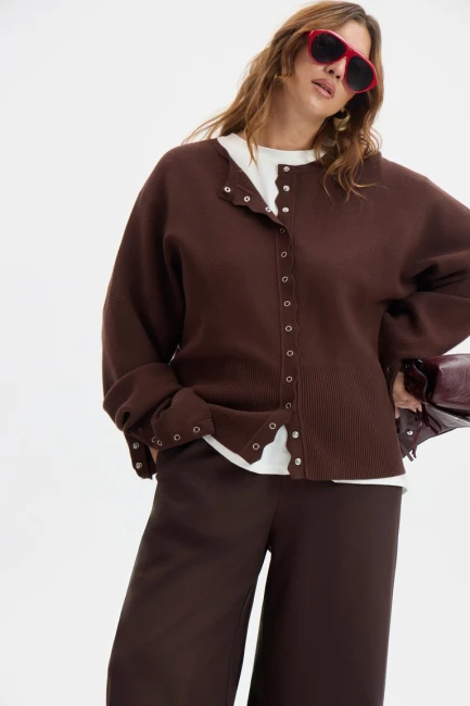 Кардиган на кнопках с акцентным рукавом – фото – Plus Size 50–64 – Моно-Стиль