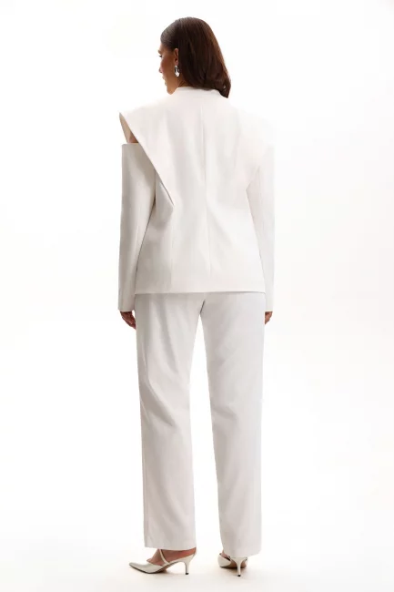 Жакет с открытым плечом в маскулином стиле