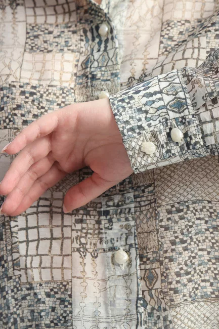 Блузка из поливискозы с серым принтом