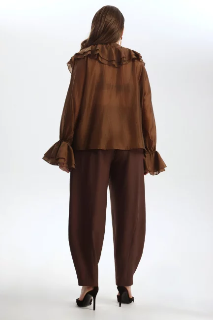 Блузка на пуговицах с воланом