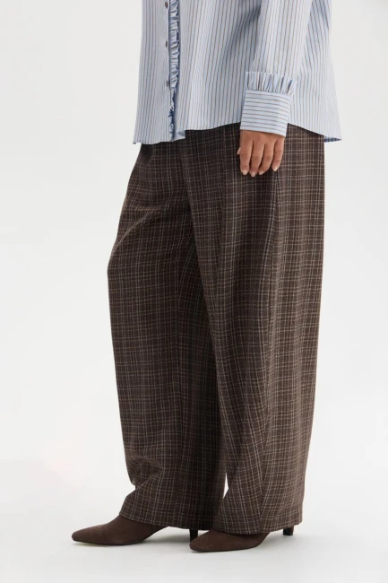 Брюки бананы костюмные в клетку – фото – Plus Size 50–64 – Моно-Стиль